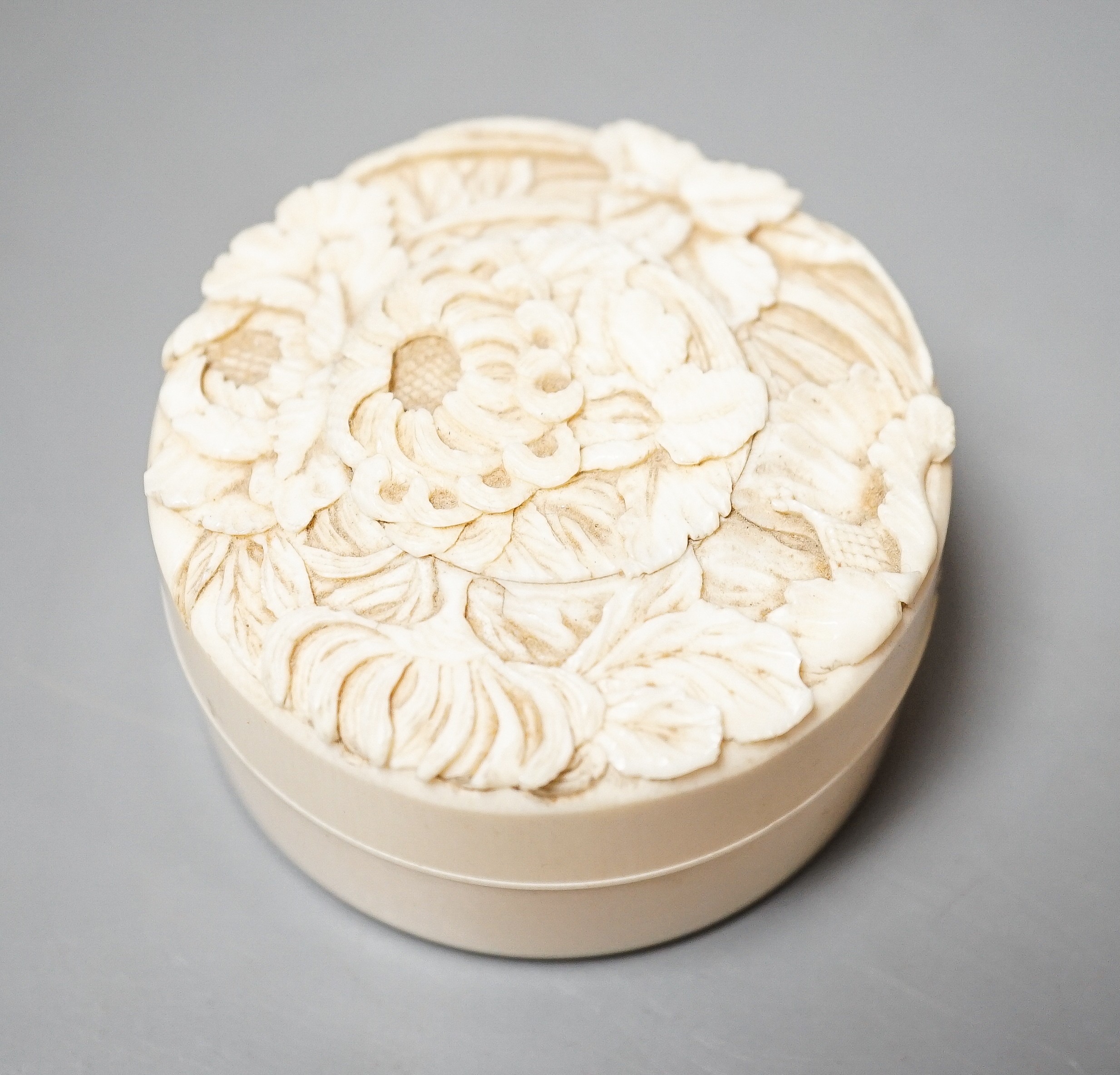 A Meiji period Japanese carved ivory lidded box 6.5cm diameter